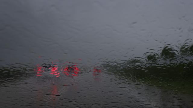 Aquaplaning: Nasse Fahrbahn auf A96: Sportwagen prallt gegen Leitplanke