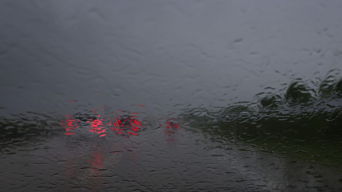 Aquaplaning: Nasse Fahrbahn auf A96: Sportwagen prallt gegen Leitplanke