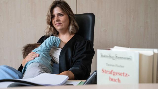 Gesellschaft: «Nur kurz meine Brust auspacken»- Anwältin stillt im Gericht