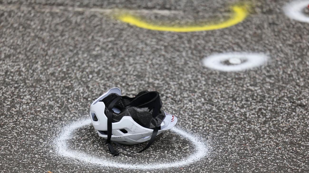 Bei Rot über die Ampel: Radfahrer bei Unfall an Kreuzung lebensgefährlich verletzt