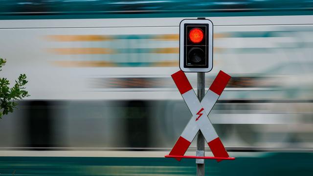 Eingriff in den Bahnverkehr: Radfahrer im Gleisbett zwingt Zug zu Gefahrenbremsung