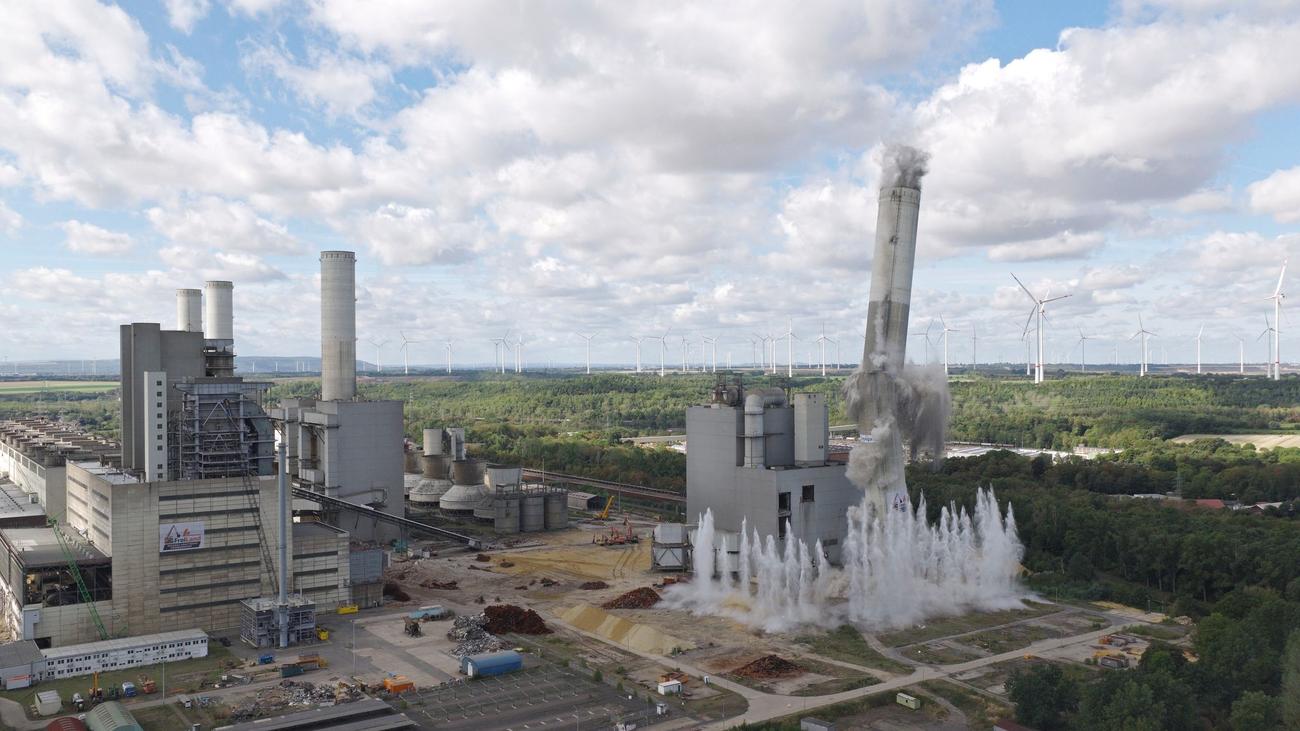 Spektakuläre Sprengung: RWE sprengt 200-Meter-Schornstein von Ex-Kohlekraftwerk
