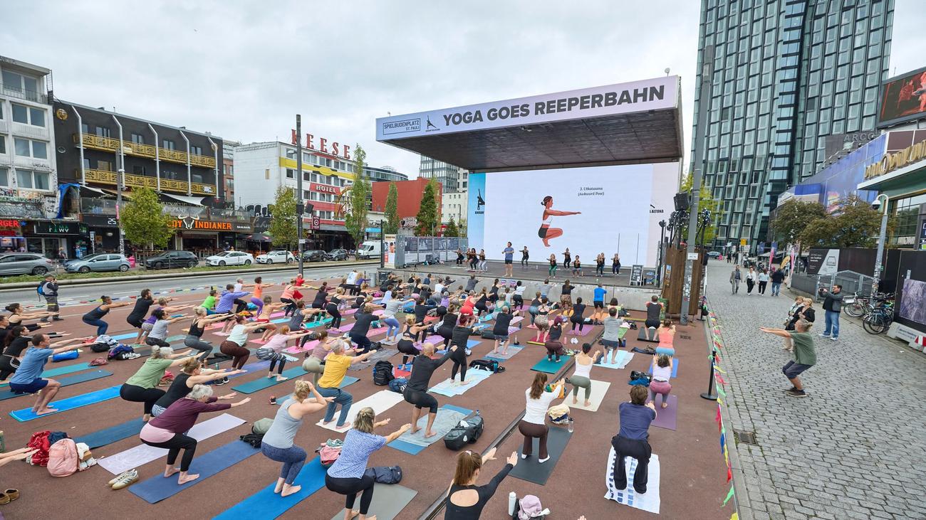 St. Pauli: 200 Open-Air-Yogis tiefenentspannt auf dem Spielbudenplatz