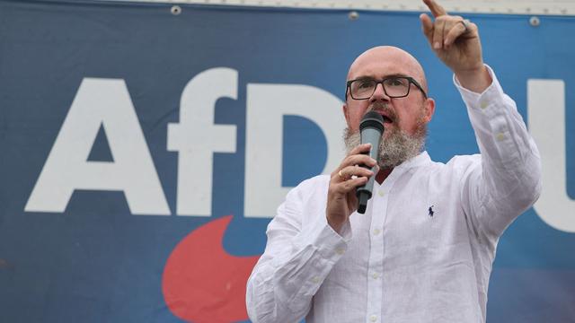 Parteien: AfD-Politiker verteidigt russische Armeetasse im Büro