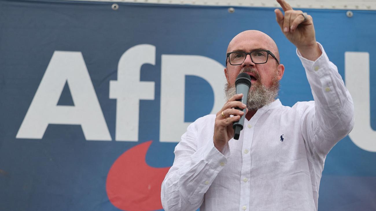 Parteien: AfD-Politiker verteidigt russische Armeetasse im Büro
