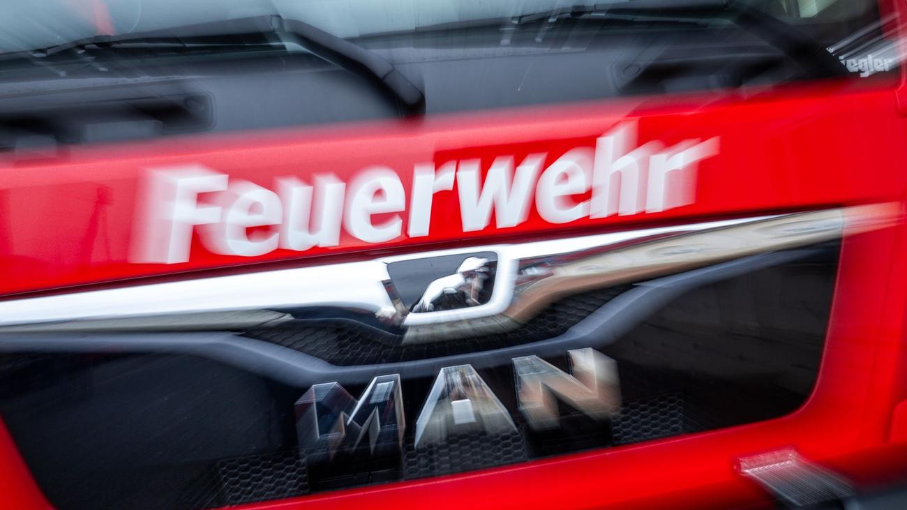 Unfall nach Defekt: Brennender Lkw auf B96