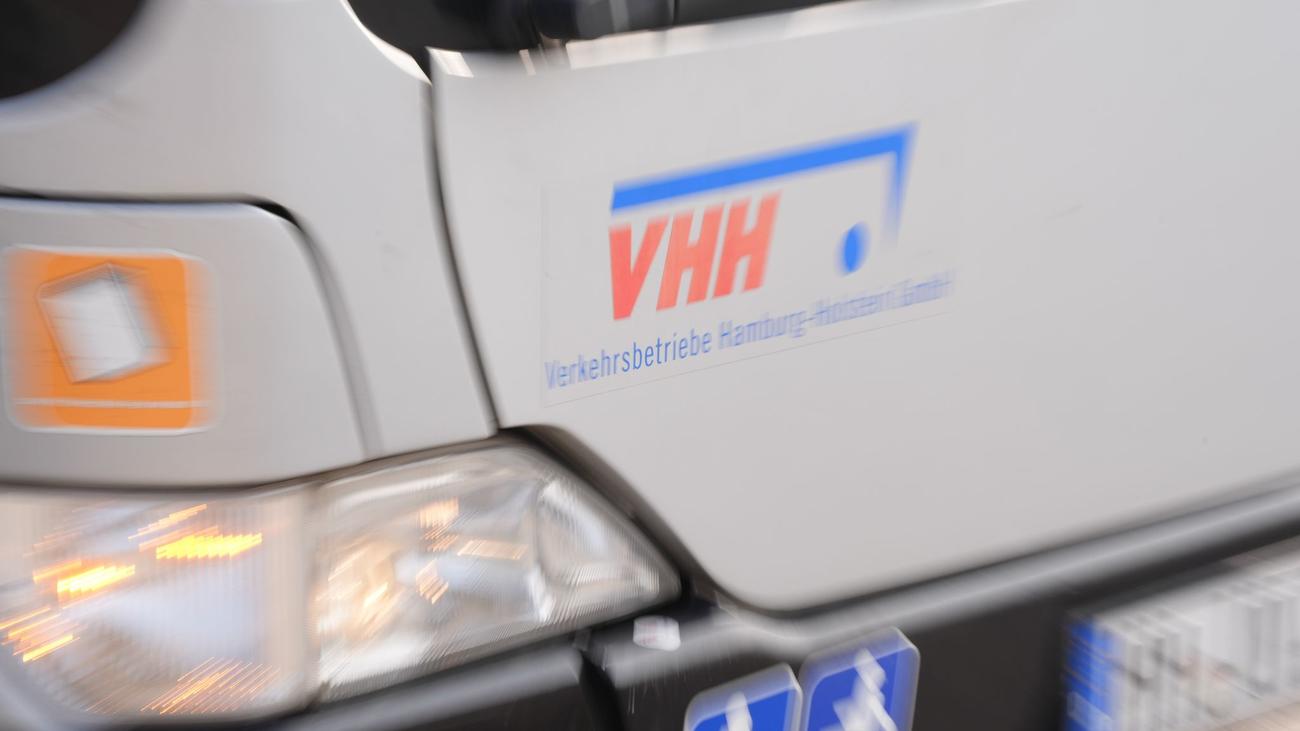 Unfälle: E-Bus prallt gegen Laternenmasten – Fahrer im Krankenhaus