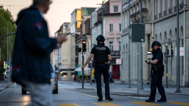 Großeinsatz der Polizei: Die Polizei bittet darum, Video- und Bildmaterial an den Instagram-Kanal der Kantonspolizei Aargau zu senden.