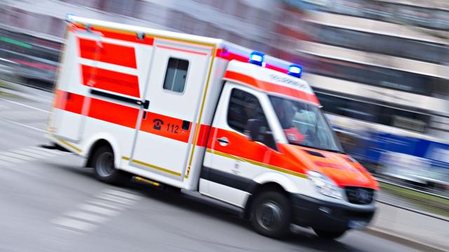 Unfälle: 26-Jähriger prallt mit Auto gegen Baum und wird verletzt