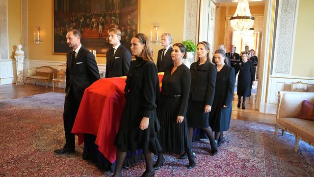 Thronwechsel in Norwegen: Andächtige Prozession: Familie begleitet Sarg von Harald V.