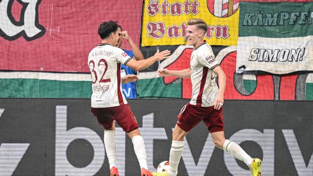 Bild: Fußball-Bundesliga: Augsburgs Kade glänzt vor Klopps Augen: «Noch kein Kontakt»