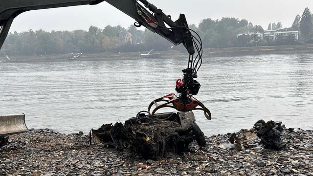 Grausiger Fund im Rhein: Autowrack mit Menschenknochen bei Niedrigwasser entdeckt