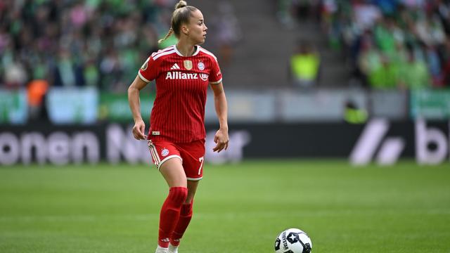 Tor und Blumenstrauß: Gwinn und Oberdorf zurück: Bayern-Fußballerinnen siegen