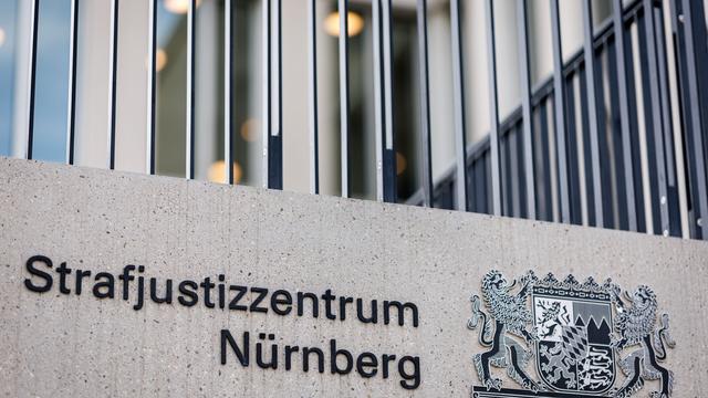 Prozesse: Handel mit Waffen und Drogen - junge Männer angeklagt