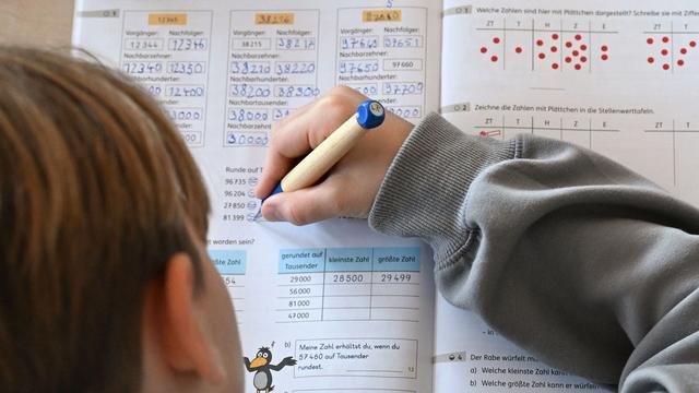 Schulen: Landesregierung präsentiert Bildungspaket