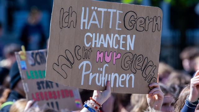 Schüler zur Landtagswahl: Schüler in MV fordern kostenfreies Deutschland-Ticket