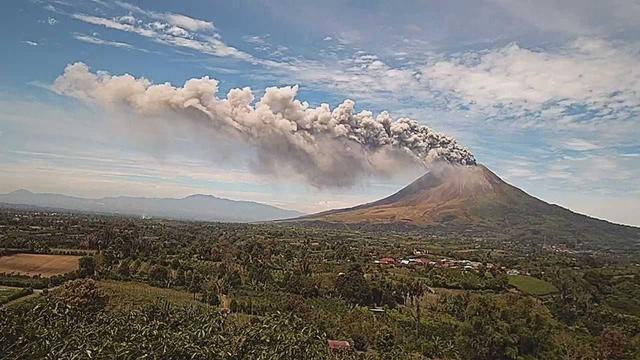 Mount Sinabung erupts on Sumatra, sending ash 3,500 meters into the air