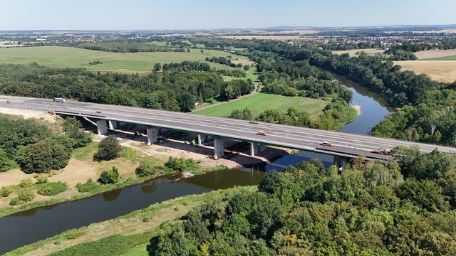 Abriss der alten Muldebrücke: Fluss im Bereich Muldebrücke gesperrt - Abriss begonnen