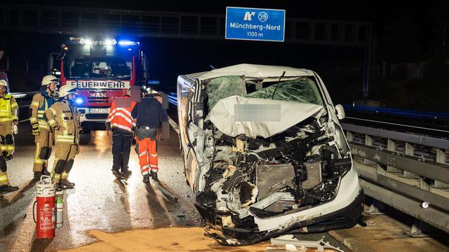 Unfälle: Kleinbus kollidiert mit Wohnmobil - Acht Verletzte auf A9