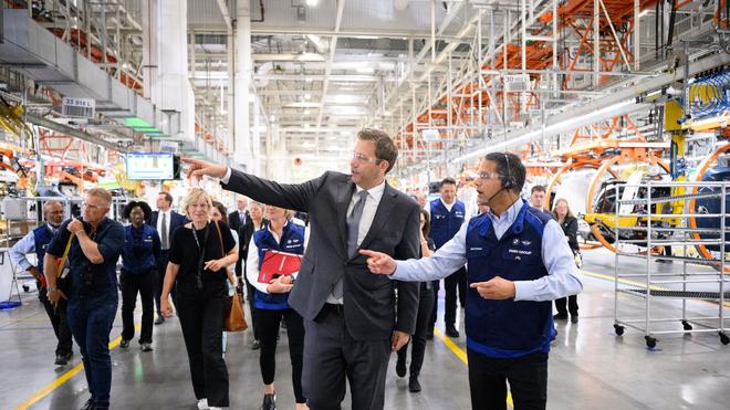  Lars Klingbeil besuchte in den USA das BMW-Werk in Spartanburg.