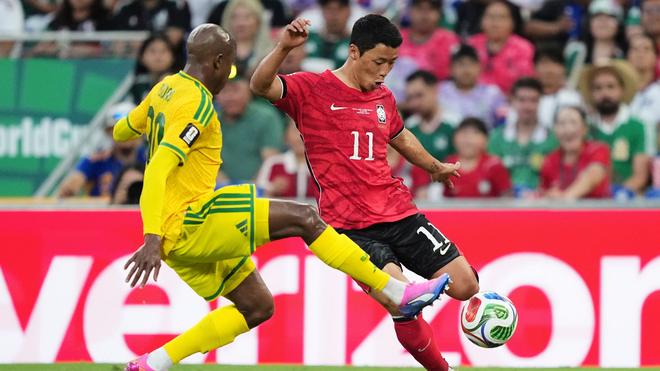 Fußball: Hwang (r) wird an Schalke verliehen. (Archivbild)