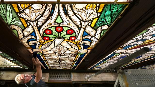 Kommunen: Restaurierte Bleiglasfenster wieder im Köthener Rathaus