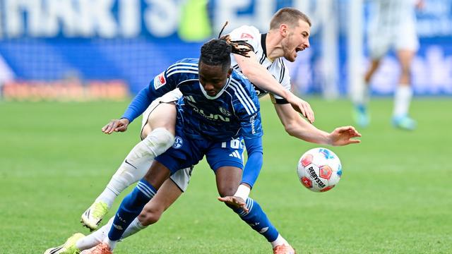 Transfers: Werder baut um: Mbangula weg, zwei neue Verteidiger da