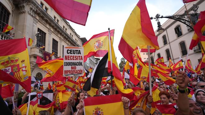 Helfer unter Druck: In Spaniens Nordafrika-Exklave Ceuta demonstrierten Tausende für eine Rückkehr zur Normalität und zum Verbleib bei Spanien.