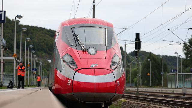 Neue Zugverbindung: Feuerroter Schnellzug auf Testfahrten in Bayern unterwegs