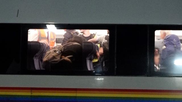 Großeinsatz ausgelöst: ICE-Tür öffnet sich während der Fahrt – Nothalt in Tunnel