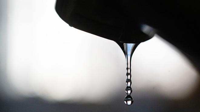 Leitungswasser: Die Menschen sollen ihr Trinkwasser vorerst abkochen. (Symbolbild)