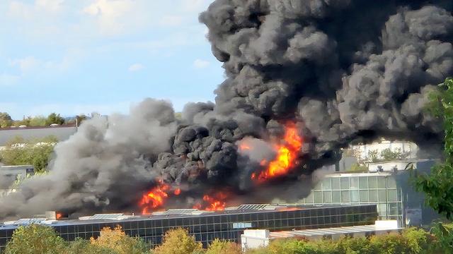 Flammen auf dem Dach: Trampolinhalle nach Feuer teilweise einsturzgefährdet