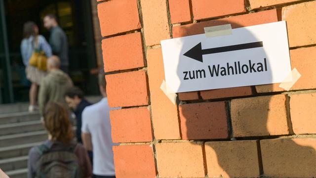 CDU leicht vorn: Umfrage vor Berlin-Wahl: vier Parteien eng beieinander
