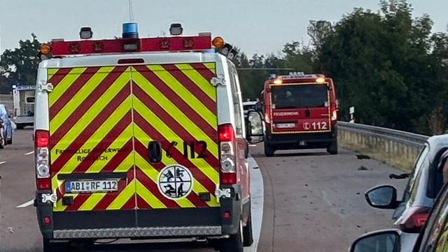 Vollsperrung auf A9: Unfall in Anhalt-Bitterfeld: Fahrer ins Krankenhaus geflogen
