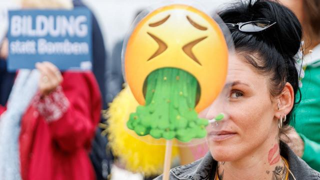 Vor dem Landtag: Eltern demonstrieren gegen das neue Kita-Finanzierungsgesetz