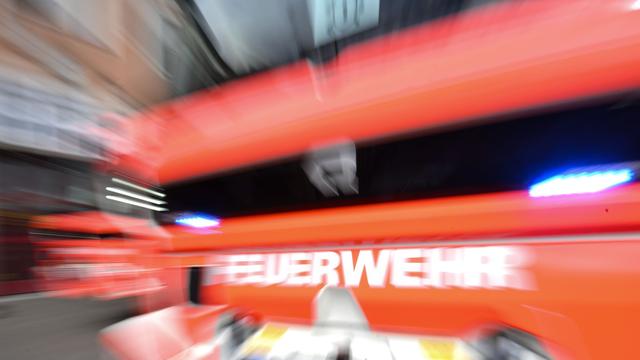 Bei Brand schwer verletzt: Feuerwehr rettet Mann mit Verbrennungen aus Keller