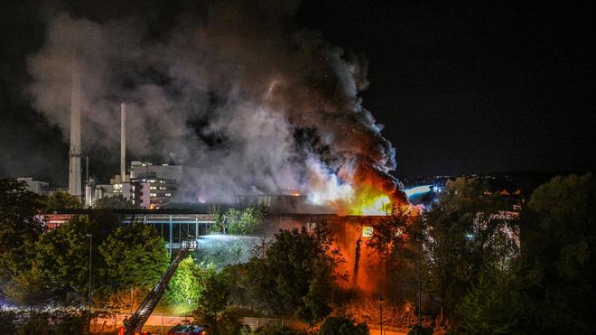 Brände: Eine Lagerhalle brennt in Ulm.