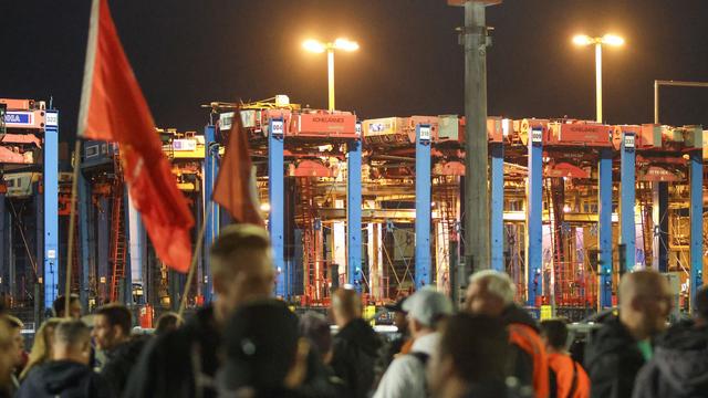 Tarifstreit um Löhne: Warnstreik im Hamburger Hafen - Verdi fordert 8 Prozent mehr