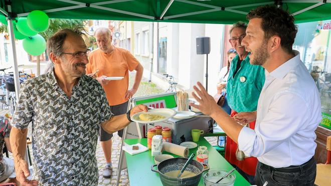 Wahlkampfabschluss: Felix Banaszak (r, Bündnis 90/ Die Grünen), Bundesvorsitzender, verteilt im Rahmen des Wahlkampfes vor der Landtagswahl in Sachsen-Anhalt Crêpes an Passanten.