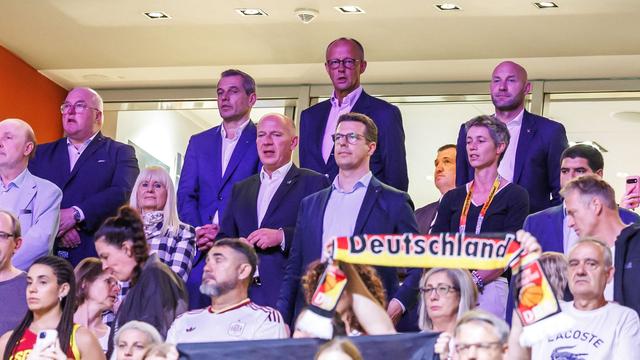Weltmeisterschaft: Bundeskanzler Merz beim Frauen-Basketball in Berlin