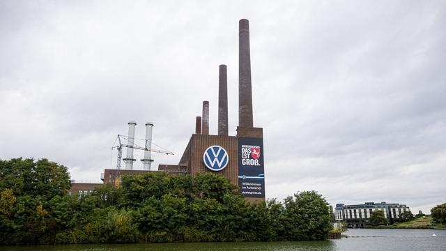 Börse: Einigung auf Sparplan treibt VW-Aktie an die Dax-Spitze