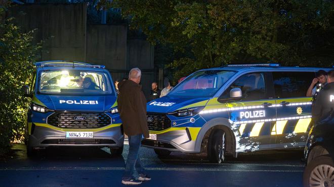 Energieversorgung: Mehrere Polizeiautos eilten am Abend herbei.