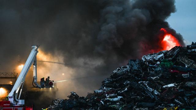 Große Rauchentwicklung: Großbrand auf Schrottplatz - Wie ist der Stand?