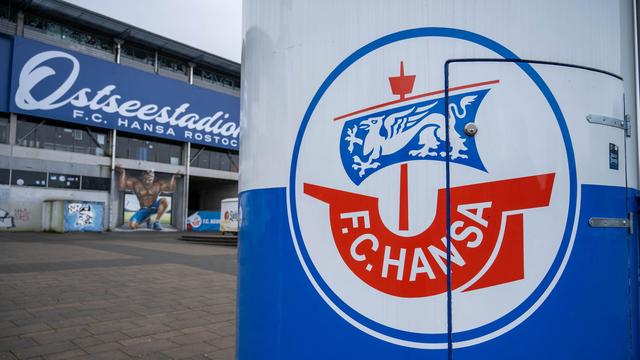 Bei Spiel in England: Nach Hakenkreuz-Foto: Hansa distanziert sich von Hooligans