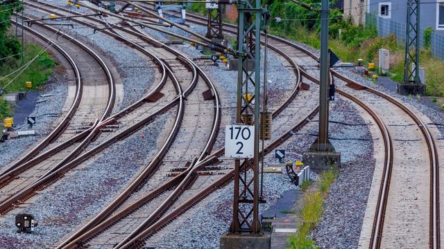 Kleine Anfrage der Grünen: Viele Zugausfälle nach Öffnung Bahnstrecke Berlin-Hamburg