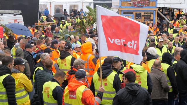 Tarifverhandlung: Warnstreik in Seehäfen – Warum 1.000 Arbeiter demonstrieren