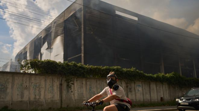 Fotografie: Krieg in der Ukraine - mit Gasmaske auf dem Fahrrad
