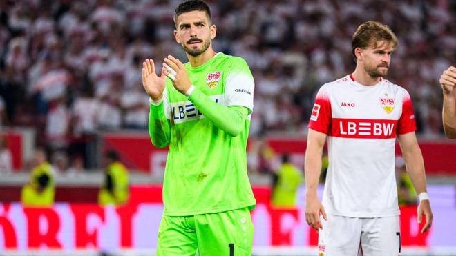 Fußball-Bundesliga: Fabian Bredlow (l) wurde von den VfB-Fans gefeiert.