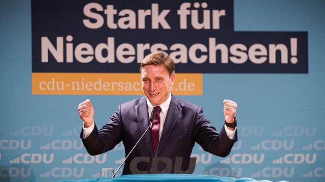 Wahlkampf in Niedersachsen: CDU-Landeschef Sebastian Lechner spricht bei einer Wahlkampfveranstaltung mit Bundeskanzler Friedrich Merz (CDU) in Langenhagen bei Hannover.