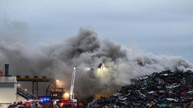 Brand auf Schrottplatz: Löscharbeiten bei Großbrand in Leer sind abgeschlossen